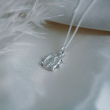 Collar Virgen de los Rayos Plata Petite - Atesorame