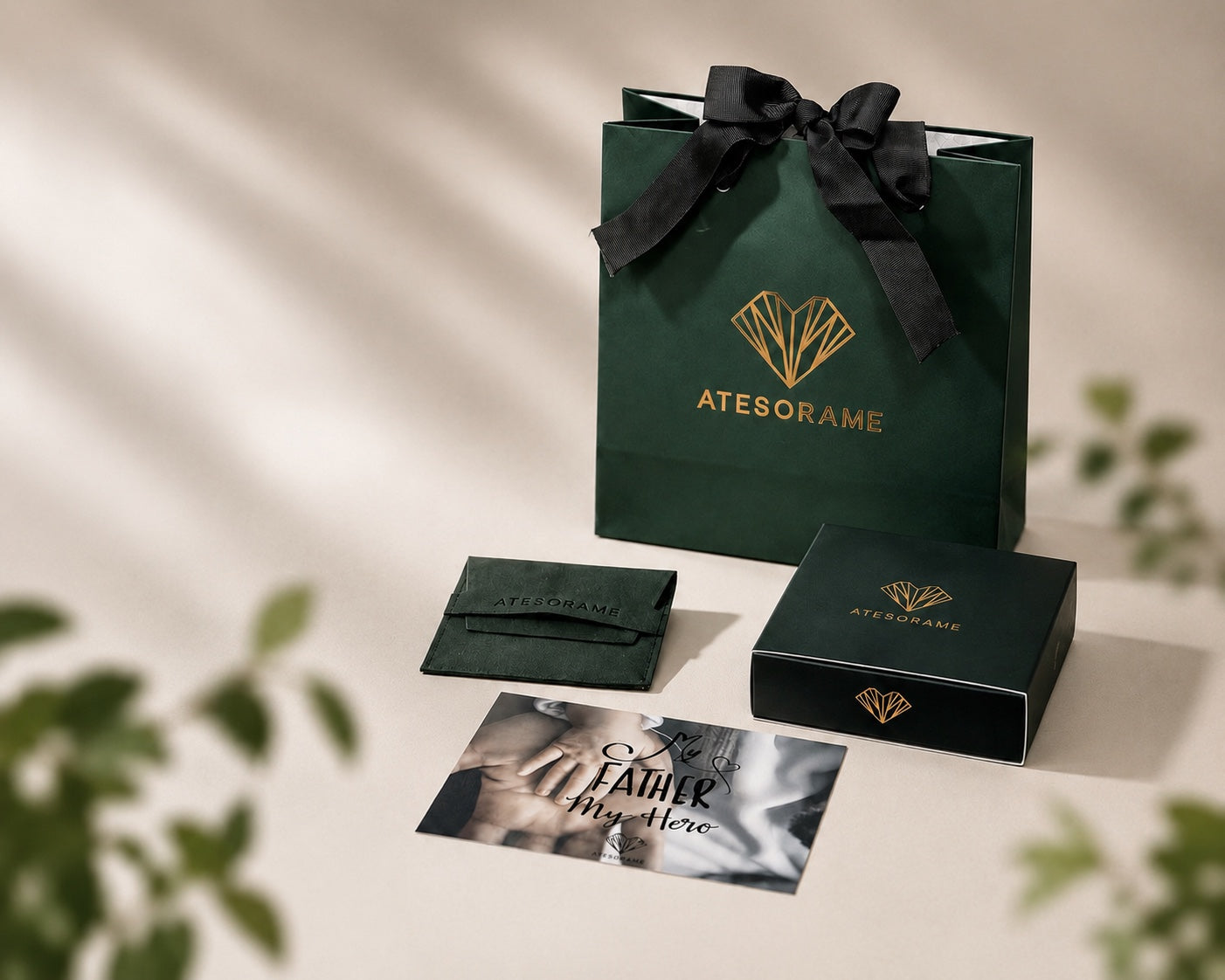 Packaging masculino Atesorame en verde profundo: bolsa, caja y presentación de regalo