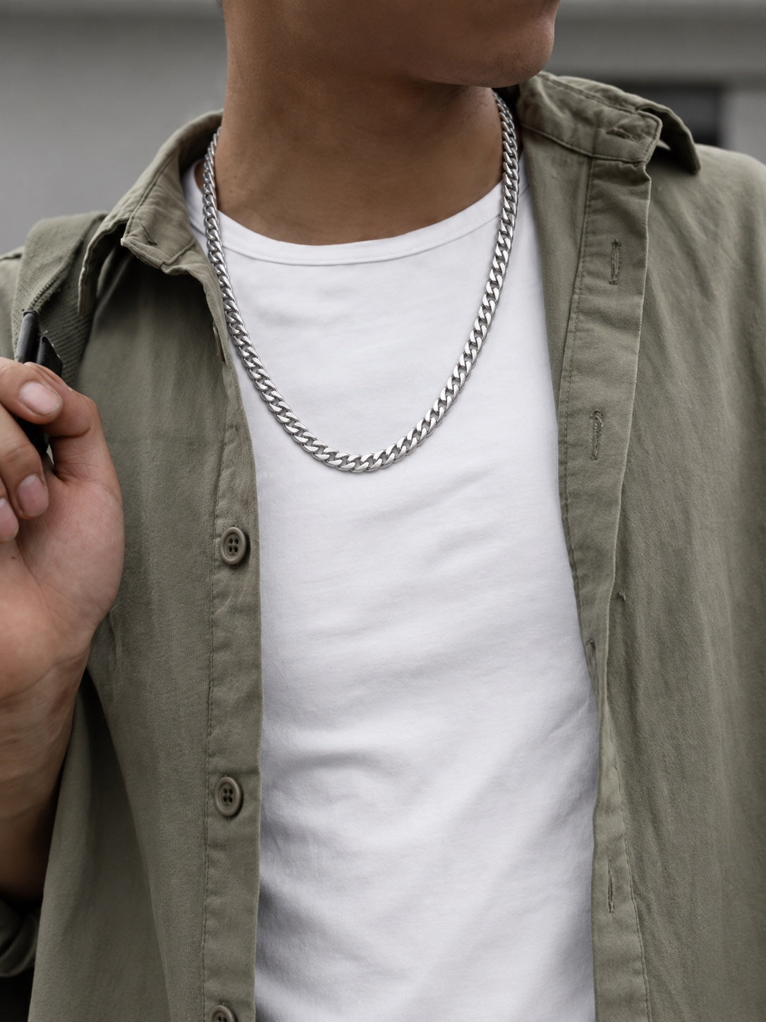 Cadena para hombre puesta con camisa y camiseta
