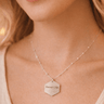 Collar mujer medalla hexagonal - Atesorame