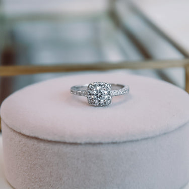 Anillo Moissanita Halo Solitario - Atesorame