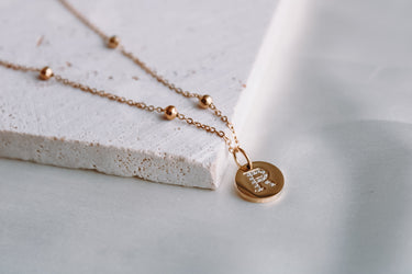 Collar Medalla Inicial Cadena Dots - Atesorame