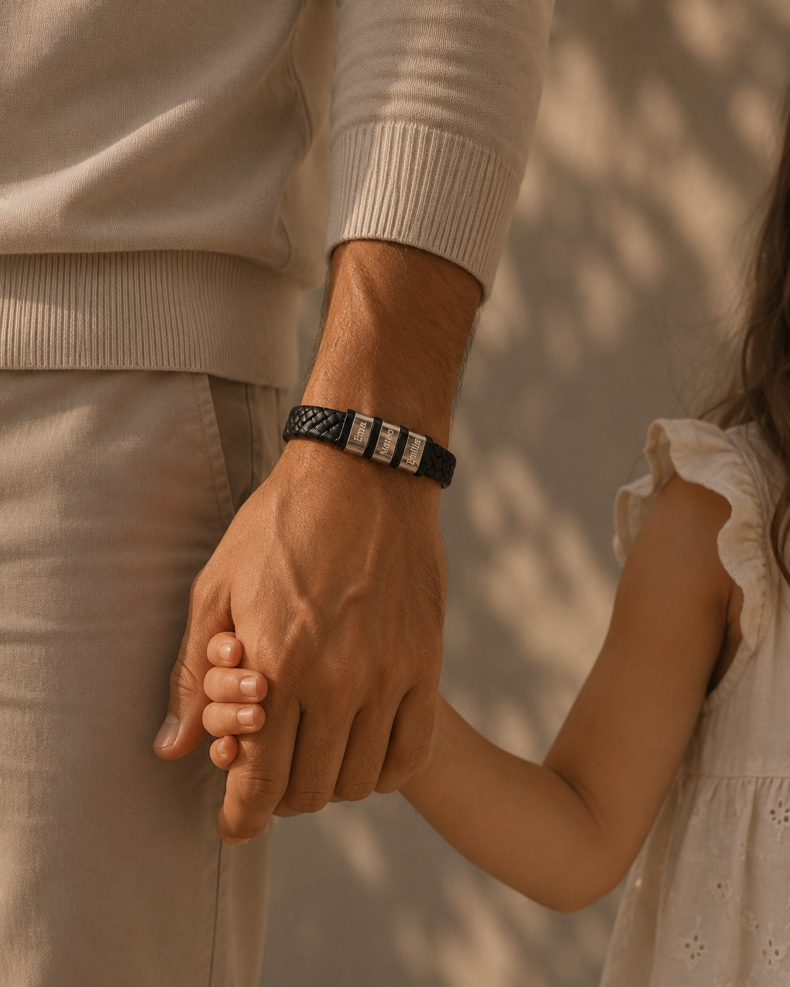 Pulsera personalizada de cuero negro Atesorame, una historia entre padre e hijo